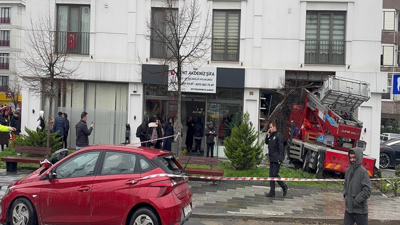 Büyükçekmece'de korkutan kaza! Asansörlü nakliye kamyonu diş polikliniğine girdi...