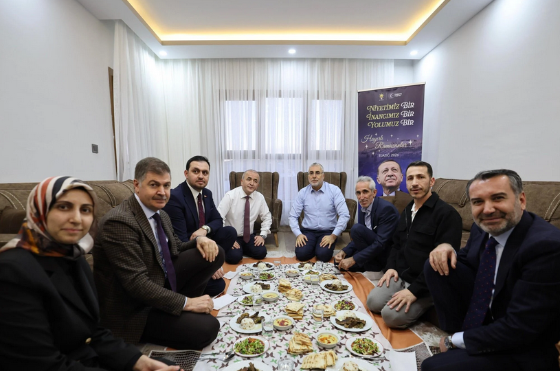 AKP afişli iftar sofrası! "Evde LED aydınlatma var masa mı yok?"